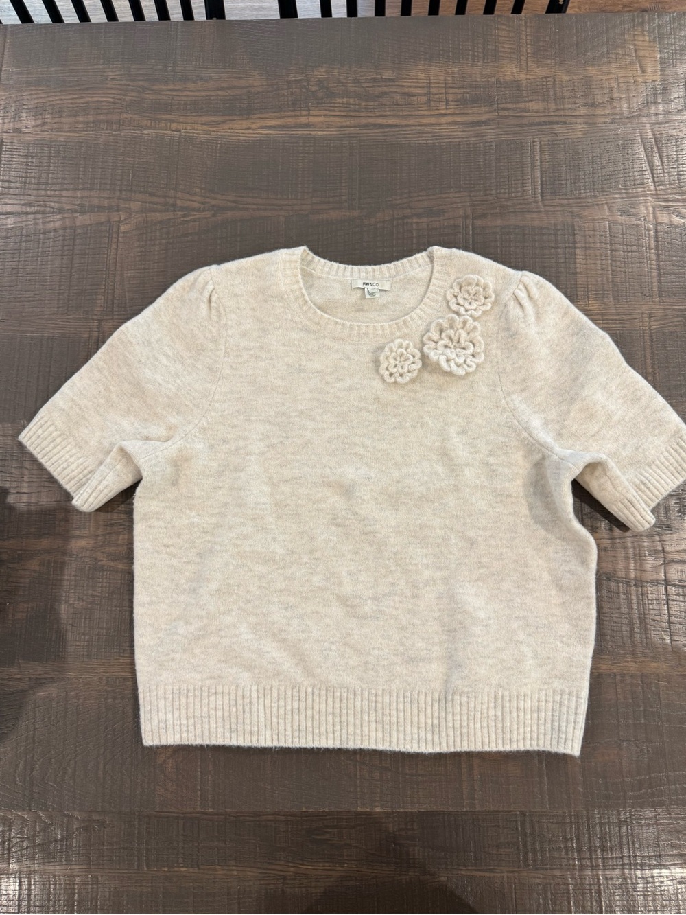 RW&CO. Heathered Cream Short-Sleeve Crewneck Sweater with Floral Appliqués